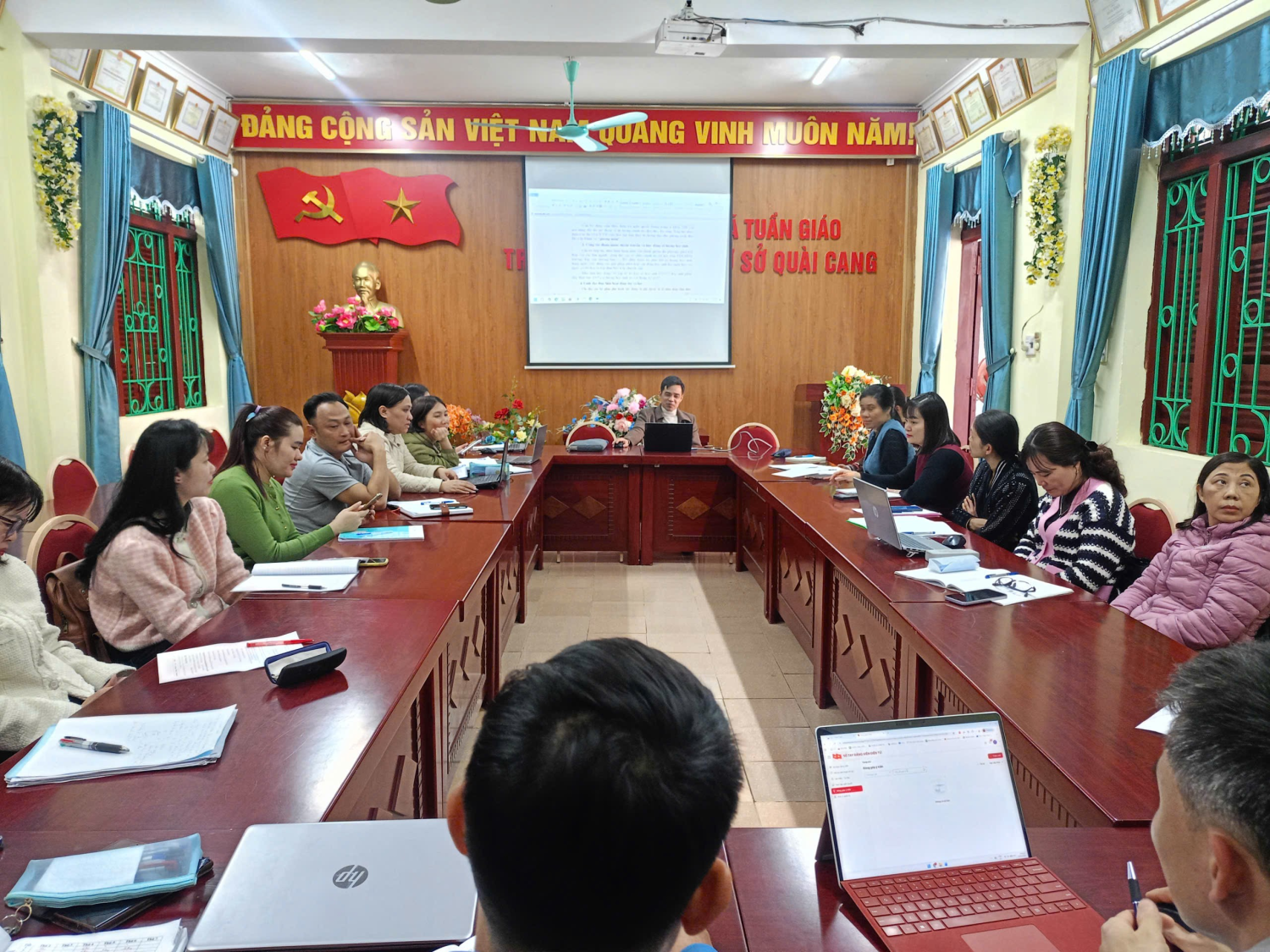 SINH HOẠT CHI BỘ THCS QUÀI CANG THÁNG 2/2026: LẦN ĐẦU TIÊN TRIỂN KHAI SINH HOẠT TRÊN SỔ TAY ĐẢNG VIÊN