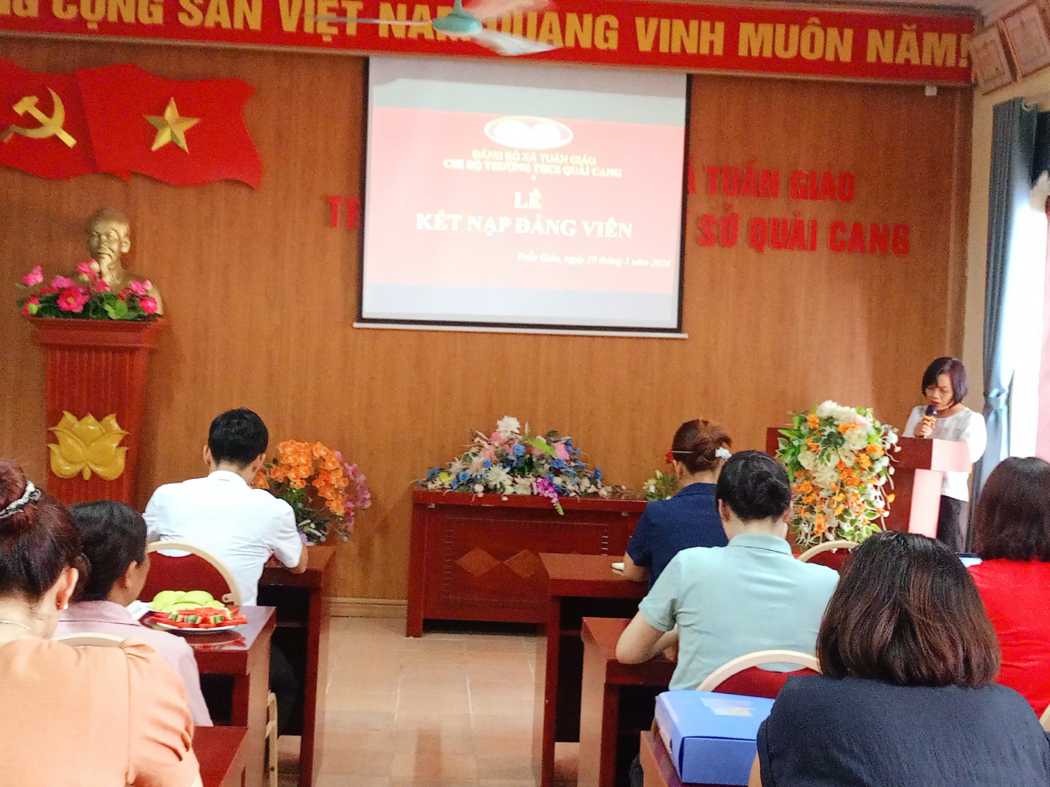 CHI BỘ TRƯỜNG THCS QUÀI CANG TỔ CHỨC LỄ KẾT NẠP ĐẢNG VIÊN MỚI